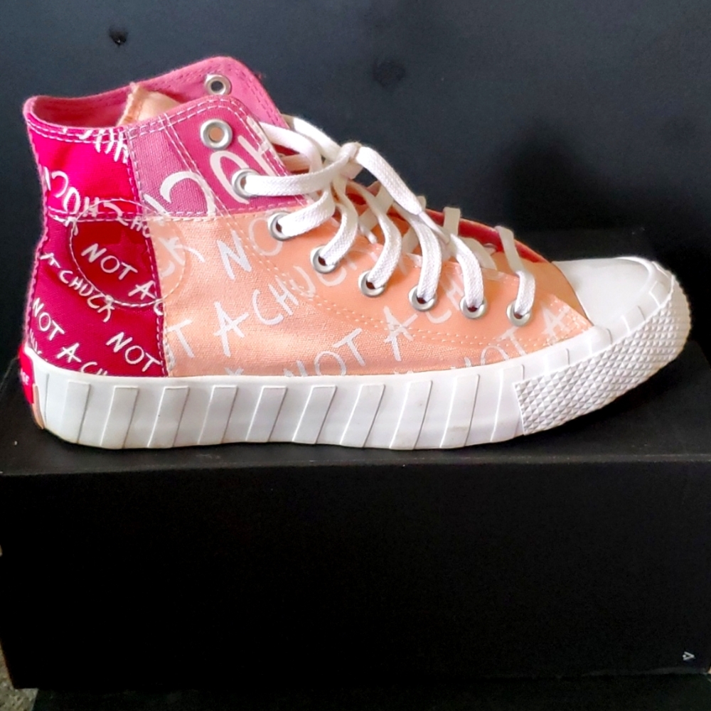 Size 7 Converse. In Good Condition It Has Been Wo… - image 1